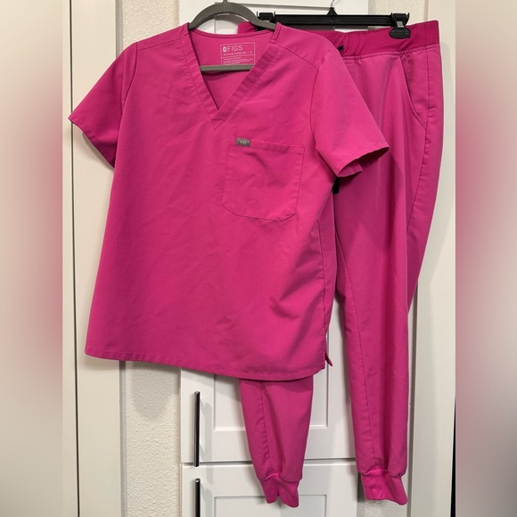 FIGS Electric Orchid Scrub Set — Catarina Top + Zamora Joggers (Medium) - Picture 1 of 10